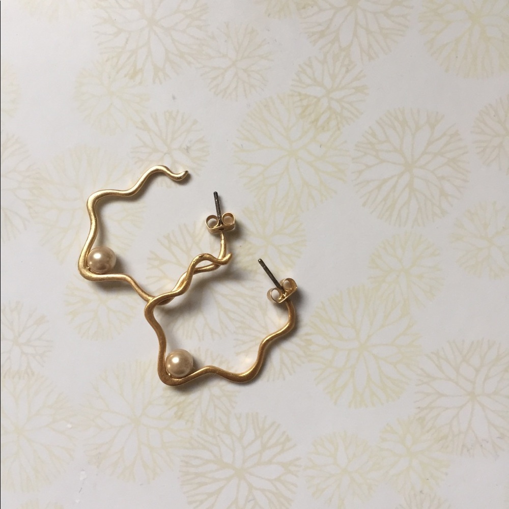 Modernist wavy Madewell pearl catcher hoops